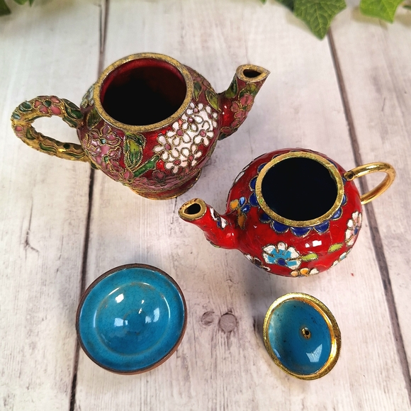 2 Vintage Chinese Cloisonne Small Teapots - Red Gold Florals With Removable Lids - Picture 5 of 6